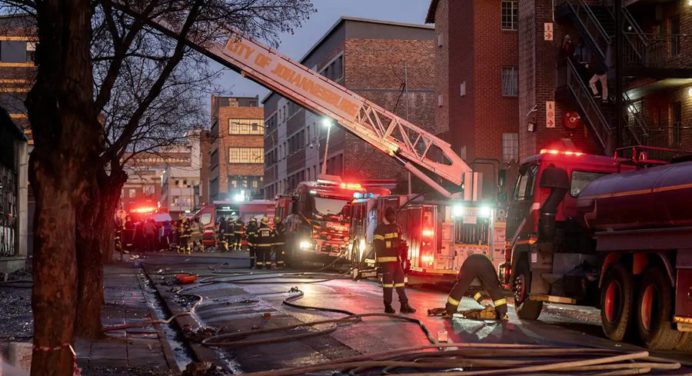 Incendio en Johannesburgo deja al menos 73 muertos