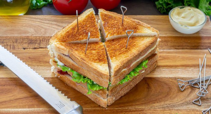 ¡Insólito! Esto le cobraron a un turista por cortarle un sándwich en restaurante italiano
