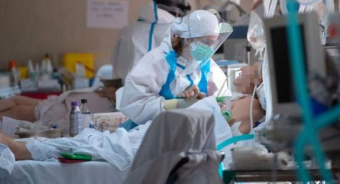 La OMS alerta que los casos mundiales del Covid-19 aumentaron 63% en un mes