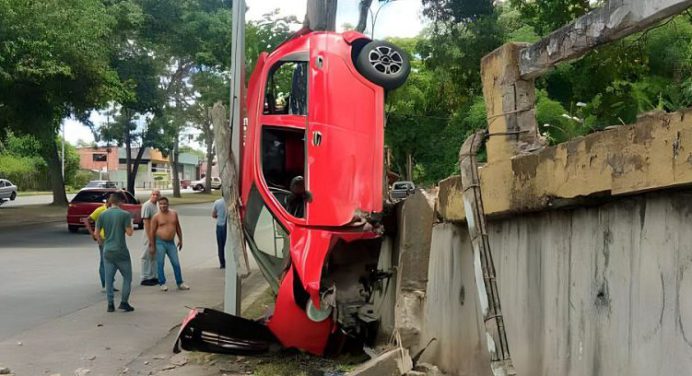 Vehículo se cayó en la Bajada «El Picacho» tras ser impactado por un camión