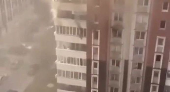 Personas saltan por las ventanas de un edificio para escapar de un incendio (+video)