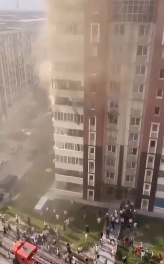 Personas saltan por las ventanas de un edificiopara escapar de un incendio