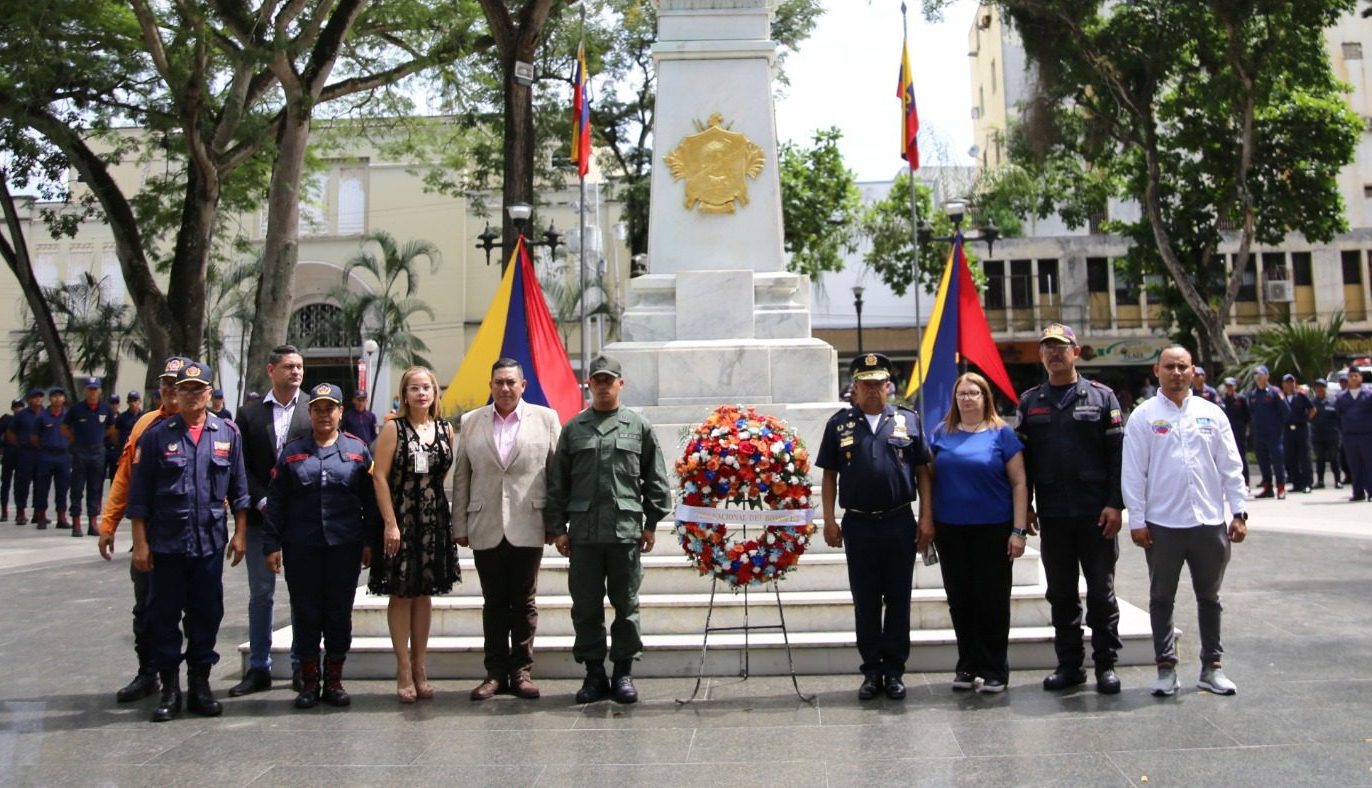 Ofrenda floral al Padre de la Patria en honor al Día Nacional del Bombero