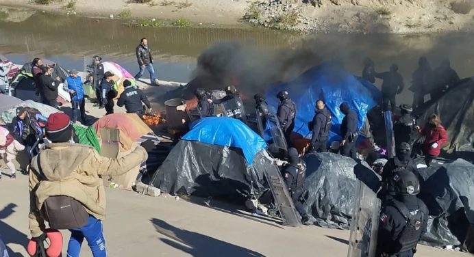 Migrantes se niegan a abandonar un campamento en el río Bravo
