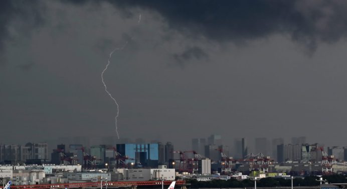 Miles de evacuados en Japón por tifón Khanun