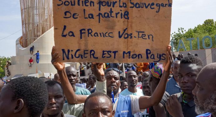 Miles de nigerianas manifiestan para exigir retiro de tropas francesas