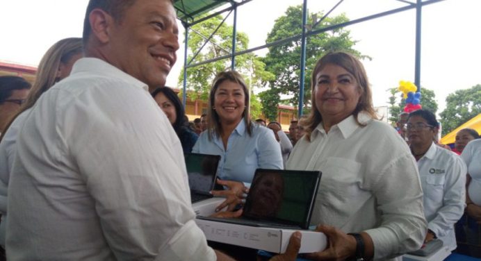 Ministra Yelitza Santaella instaló Bricomiles y entregó 56 kits para reparaciones educativas