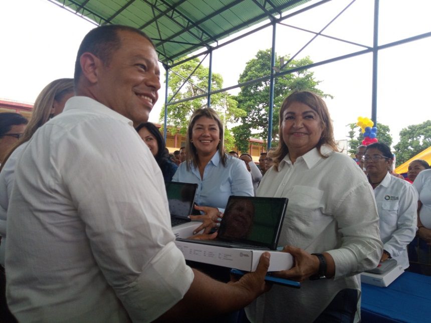 Ministra Yelitza Santaella instaló Bricomiles y entregó 56 kits para reparaciones educativas