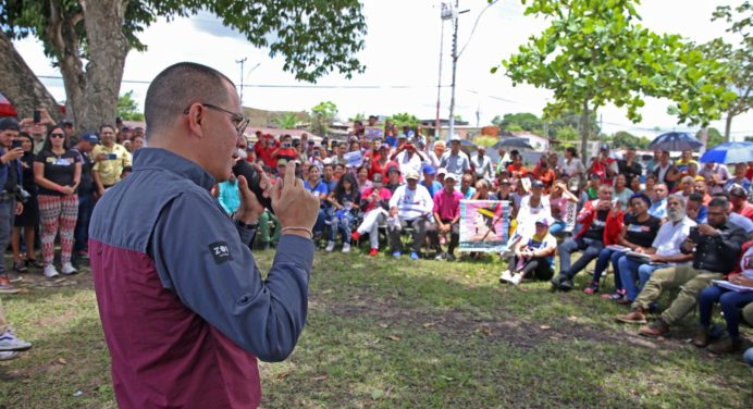 Ministro de Comunas participa en gabinete de gobierno en la plaza Guanaguanay