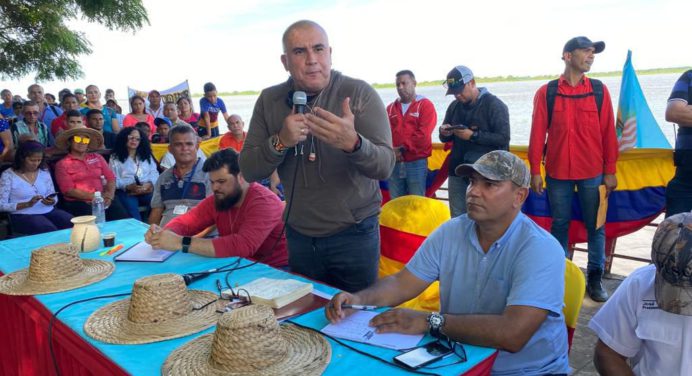 Ministro Juan Carlos Loyo asistió a encuentro con pescadores de Sotillo