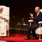 Papa Francisco aboga por la paz al llegar a Portugal