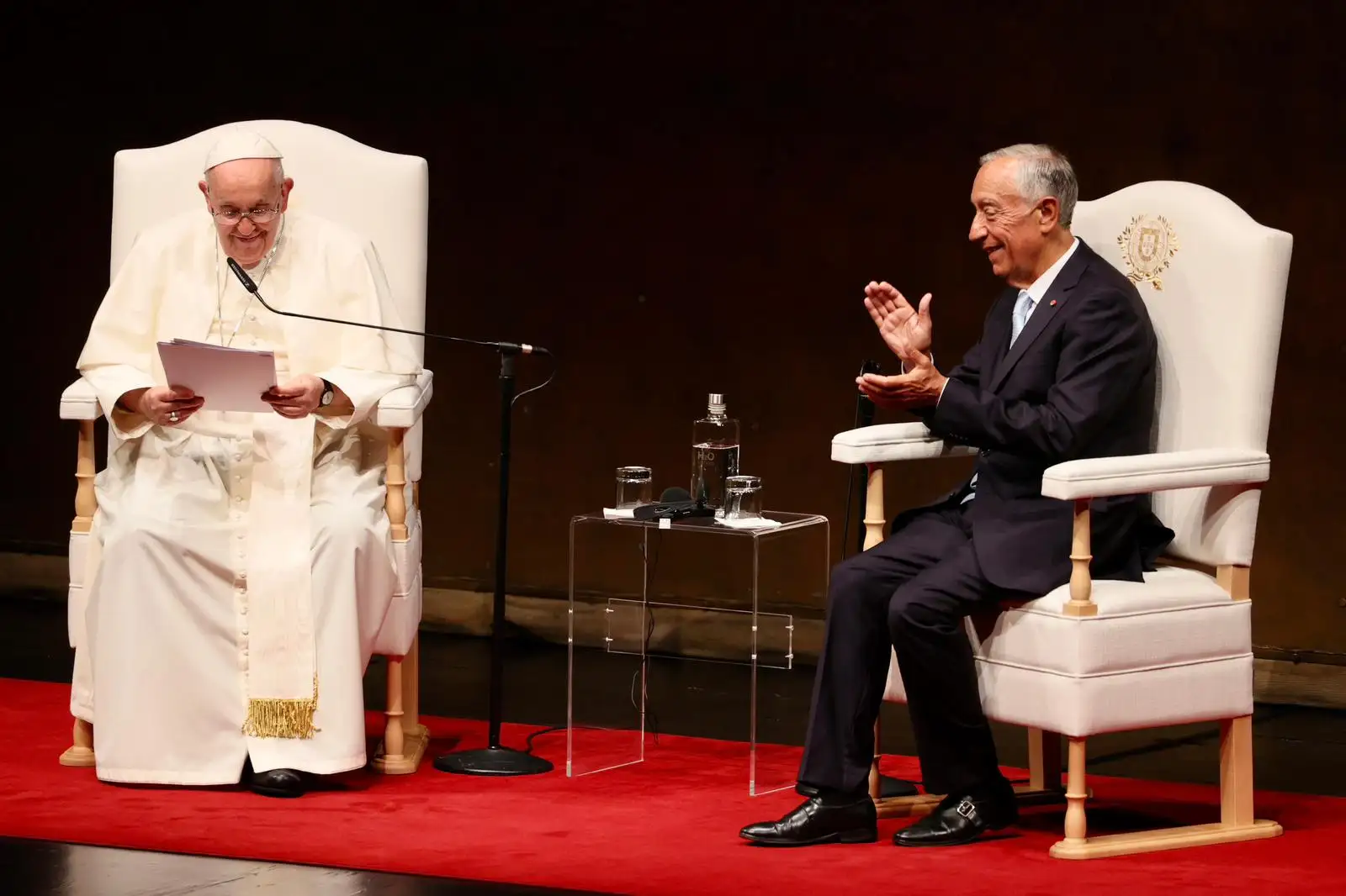Papa Francisco aboga por la paz al llegar a Portugal