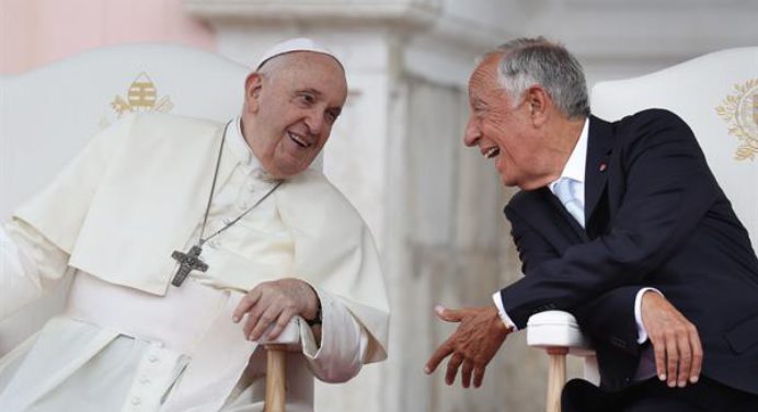 Papa Francisco pide desde Lisboa políticas para proteger el medio ambiente y ayudar a los jóvenes