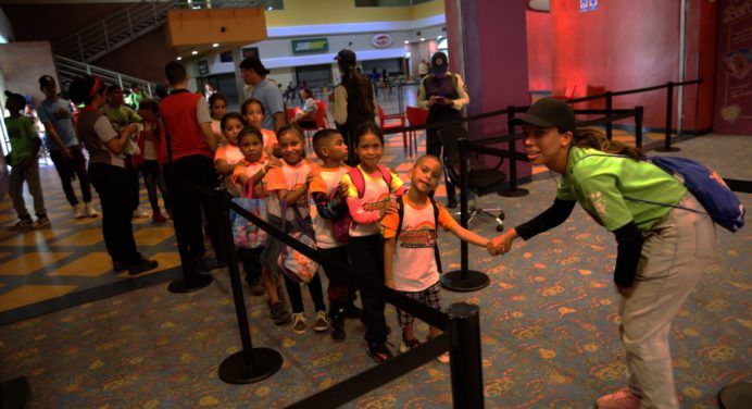 Plan vacacional de la Alcaldesa Ana Fuentes lleva a 255 niños al cine