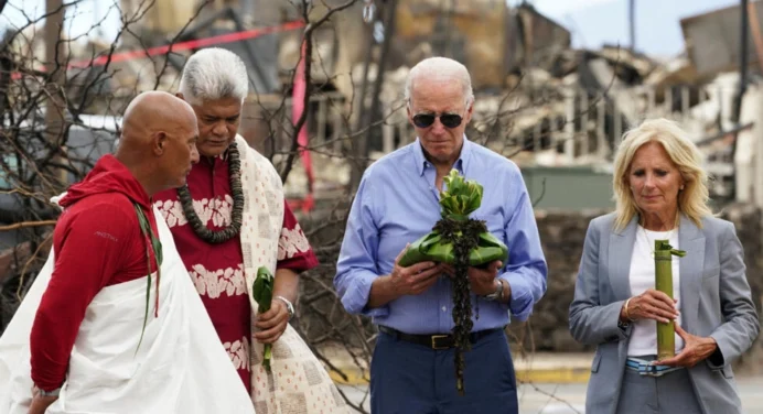 Presidente Biden se reúne con sobrevivientes de los devastadores incendios de Hawai