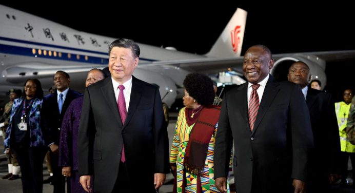 Presidente de Sudáfrica recibe a su homólogo de China