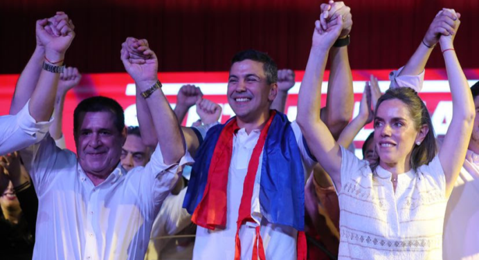 Santiago Peña asume la presidencia de Paraguay