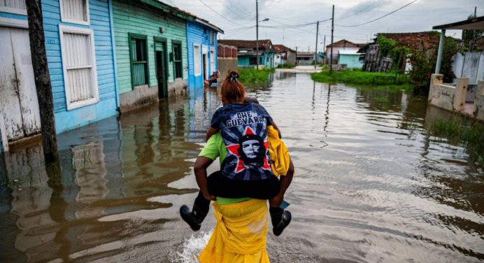 Tormenta Idalia se convierte en huracán y deja intensas lluvias y apagones en Cuba