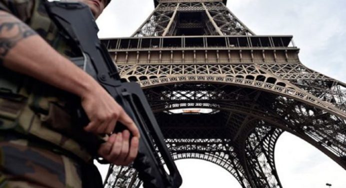 Evacúan la Torre Eiffel y sus alrededores por una amenaza de bomba