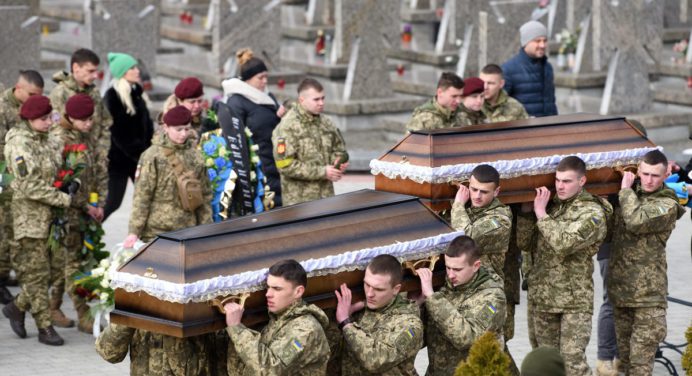 Ucrania recupera los restos de 84 soldados caídos en combate