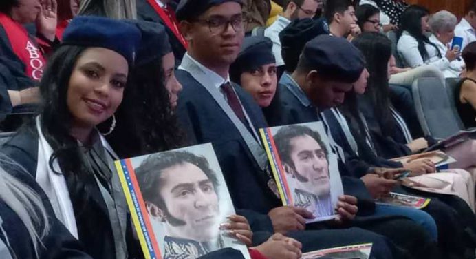 Universidad Bolivariana graduó más de 150 profesionales