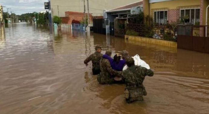 Aumentan a 28 las víctimas por el paso de un ciclón al sur de Brasil