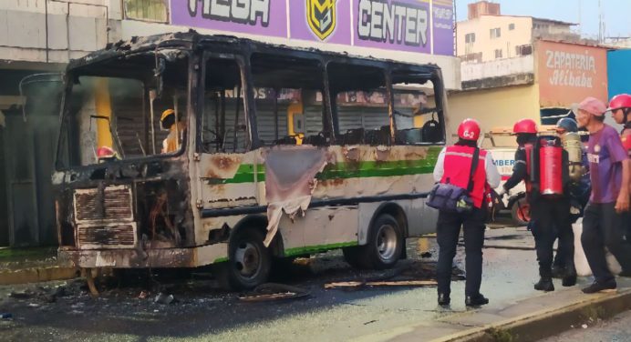 ¡En Maturín! Autobús de la ruta 56 se incendió en la avenida Bolívar (+Video)