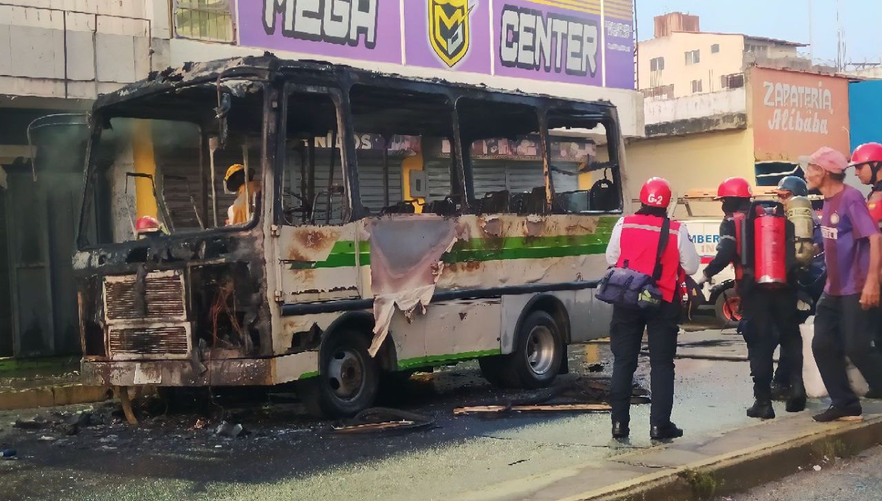 Autobús de la ruta 56 se incendió en la avenida Bolívar