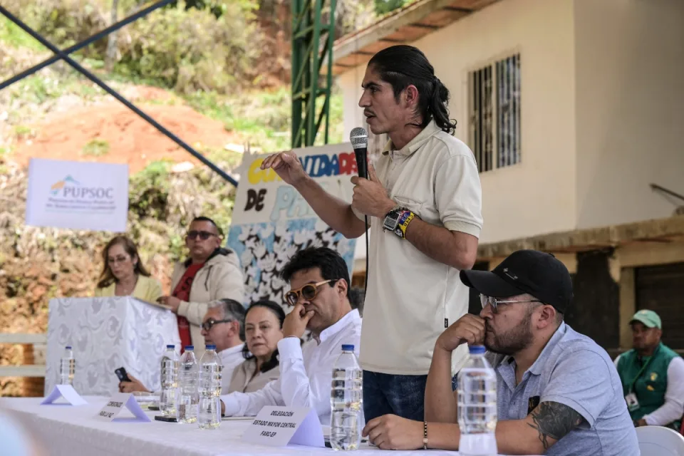 FARC y Gobierno de Colombia instalarán mesa de diálogo el 8 de octubre