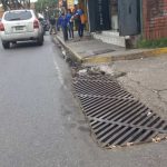 Aguas negras recorren las calles del centro