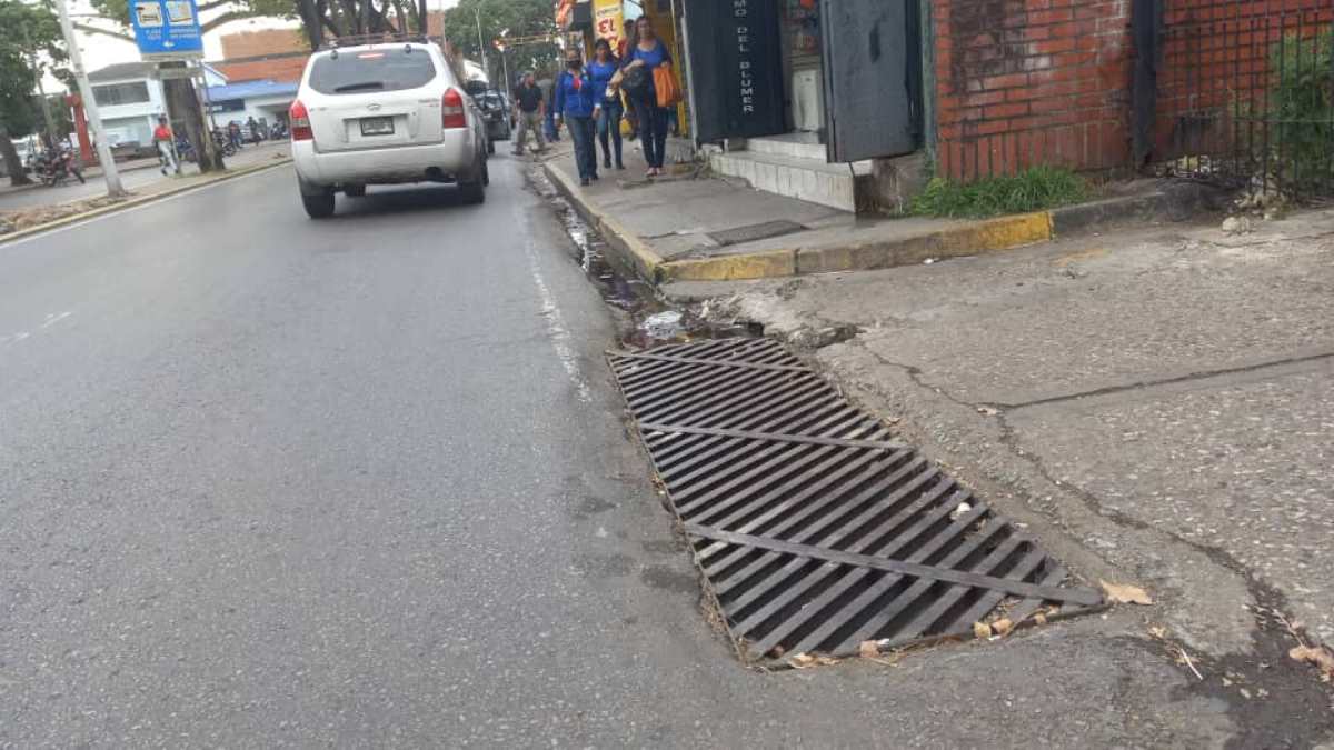 Aguas negras recorren las calles del centro