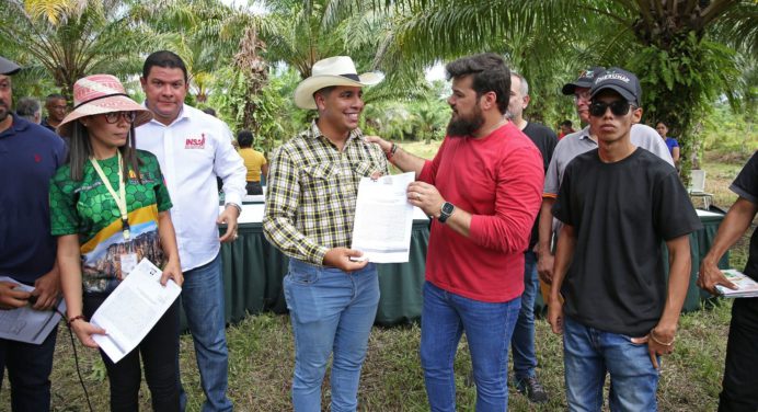 En Monagas entregan 795 títulos de tierras productivas de cinco estados orientales