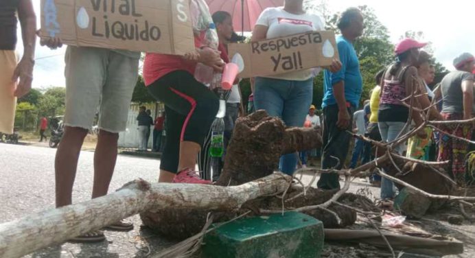 En Pararí protestaron por falta de agua durante nueve años