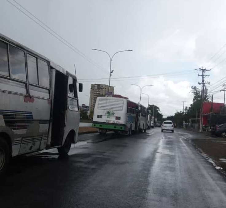 Largas colas de buses se observó en gasolinera