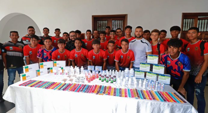 Gobernación dona más de 5 mil medicamentos a selecciones de fútbol menor