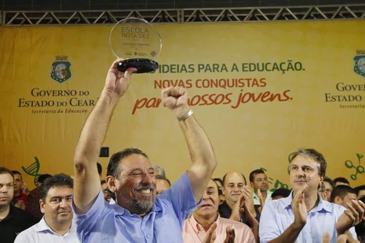 ¡Insólito! Alcalde brasileño se lanza con emoción desde un escenario pero el público no lo atrapa (+Video)