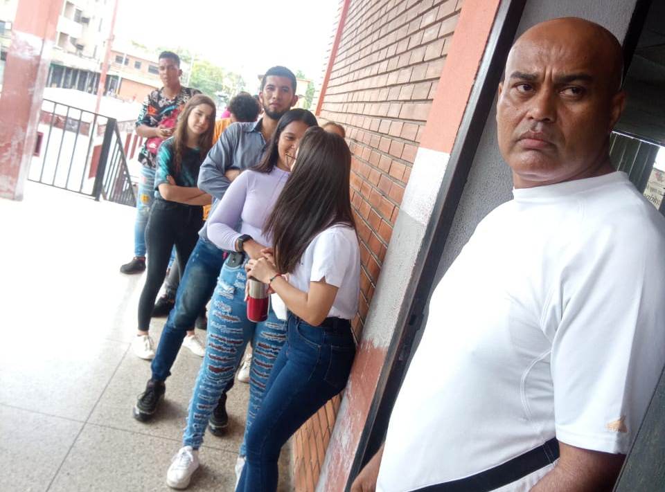 Jóvenes solicitan al CNE que se aperturen nuevos puntos de registro e inscripción 2 jovenes solicitan al cne que se aperturen nuevos puntos de registro e inscripcion laverdaddemonagas.com cne cola