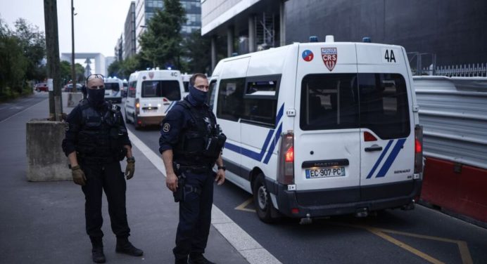 La seguridad en Francia se refuerza con 30 mil policías ante la llegada del Papa, Carlos III y el rugby