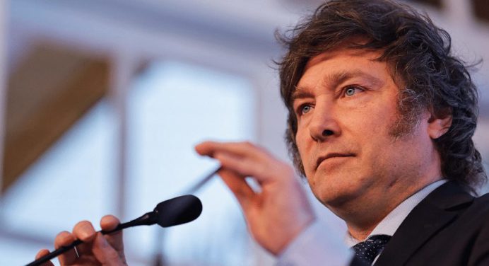 Candidato Javier Milei recibe oleada de críticas por insultos contra el papa Francisco