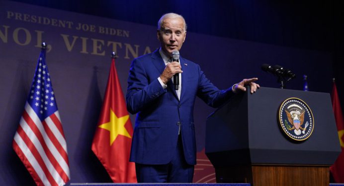 ¡Lo hizo otra vez! Biden se confunde durante una rueda de prensa en Vietnam y pide ayuda al personal