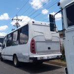 Largas colas se buses para surtir en El Parque