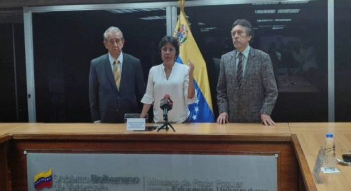 Ministra insta a universidades privadas a garantizar regreso a clases