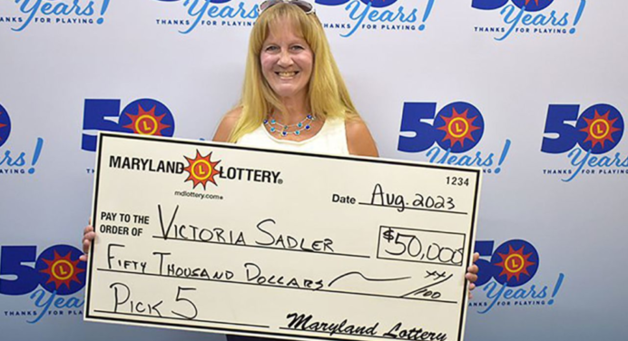 ¡Mundo insólito! Mujer recibe premio de US$ 25.000 en la lotería y lo triplica en segundos
