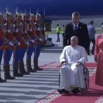 Papa Francisco llega en visita oficial a Mongolia