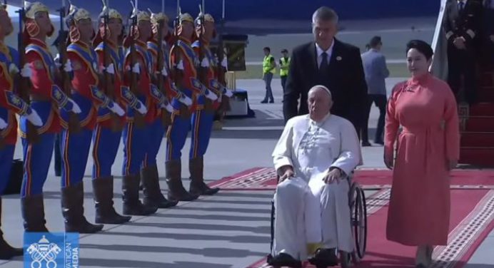 Papa Francisco llega a Mongolia : Por primera vez un pontífice visita el país de mayoría budista