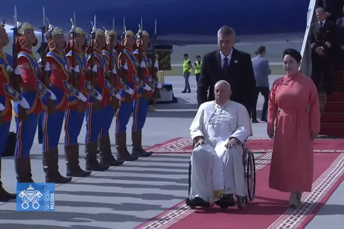 Papa Francisco llega en visita oficial a Mongolia