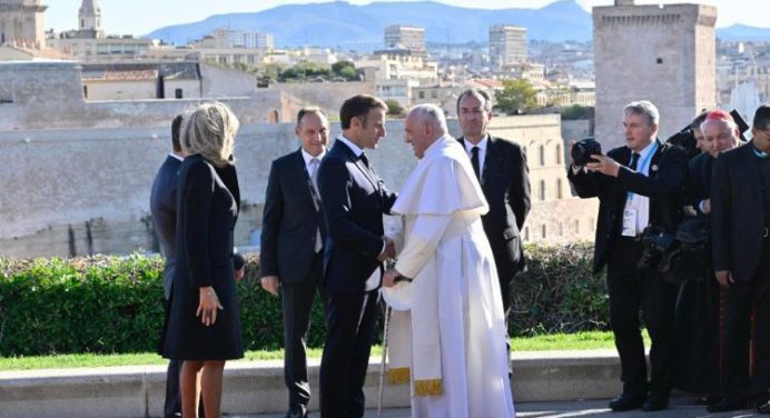 Papa y Emmanuel Macron se reúnen en Marsella: Pide a Europa asumir crisis de los migrantes