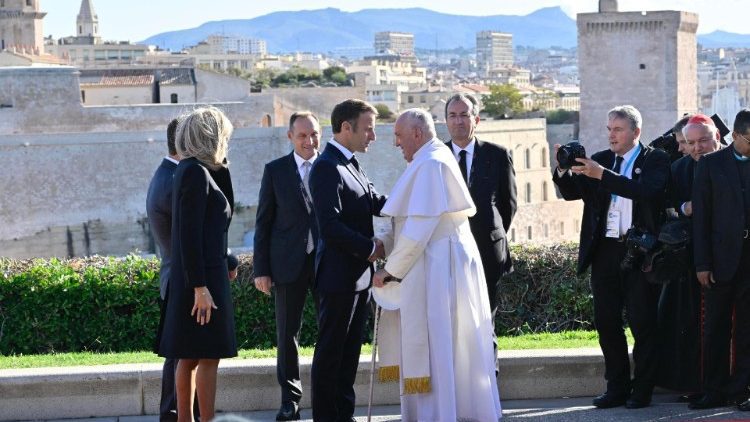 Papa y Emmanuel Macron se reúnen en Francia