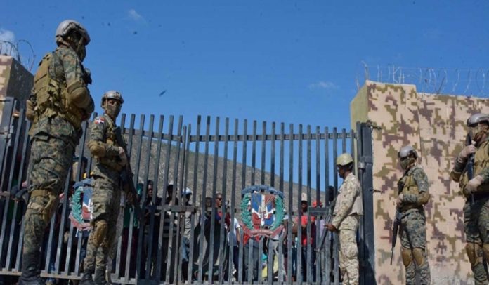 Presidente de Dominicana ordena cierre de frontera con Haití