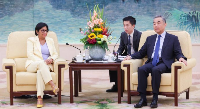 Vicepresidenta Delcy Rodríguez sostuvo reunión con el canciller Wang Yi en Beijing
